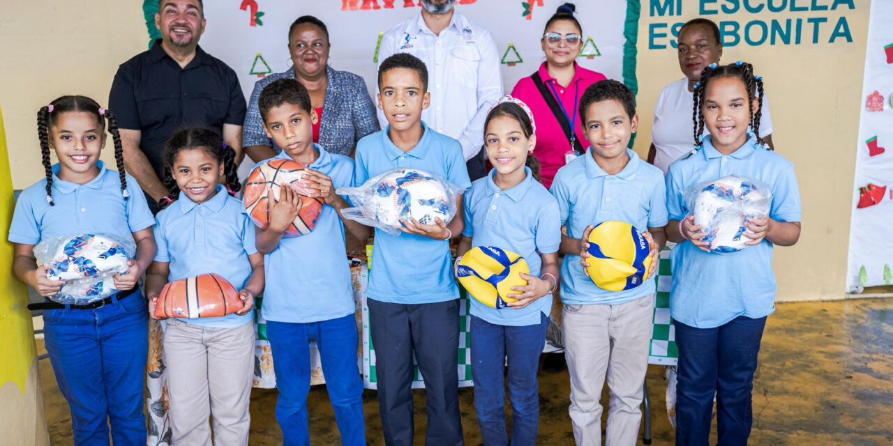 INEFI IMPARTE CHARLA Y ENTREGA UTILERIA EN ESCUELA FARREL MARTÍN ROMERO